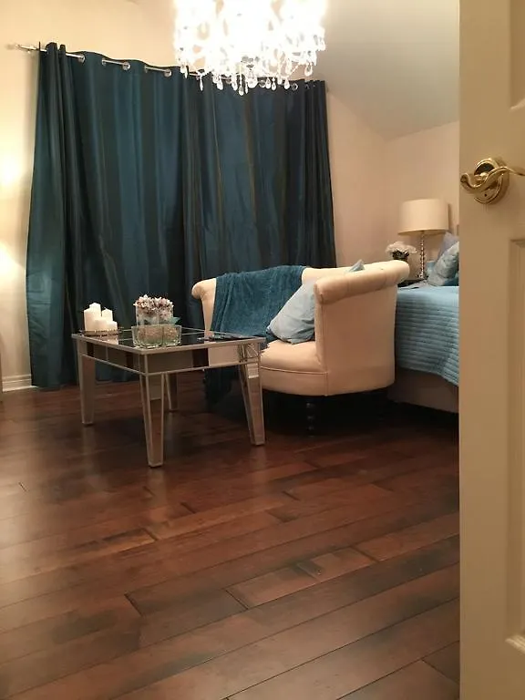 Oasis In Midtown Toronto Apartment Homestay