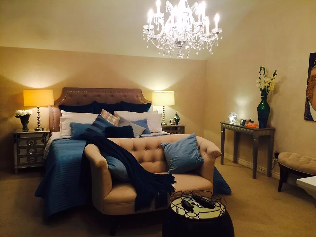 Oasis In Midtown Toronto Apartment Homestay